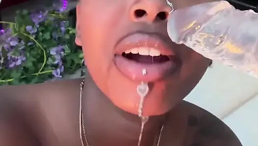 Cewek kulit hitam ini lagi asik nyepong dildo sambil nyepong kontol