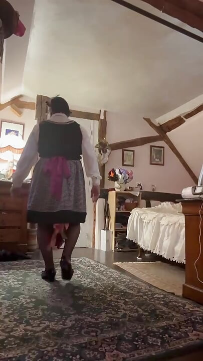 穿着女仆drndl衣服一天