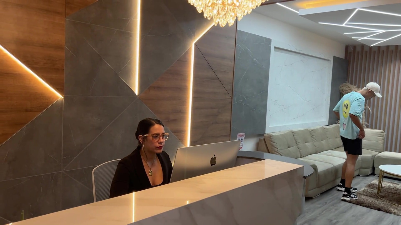 拉丁熟女秘书在办公室里操她老板的年轻客户，直到他们射在她脸上！Kylei Ellish