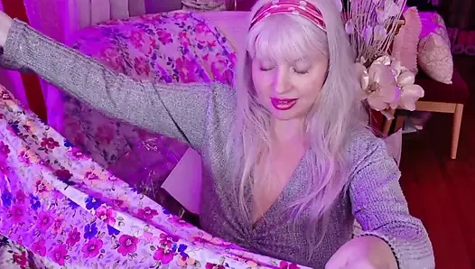 Cewek ini lagi buka celana dalam satinnya!