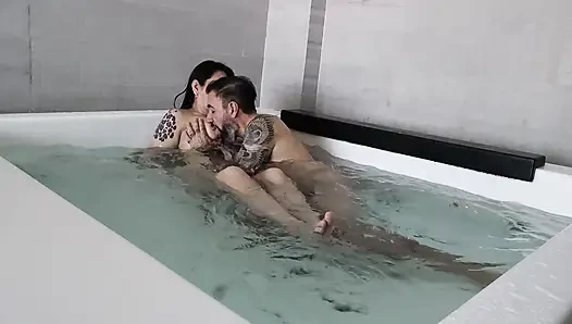 Jakuzide sevgilimle seks yaptım