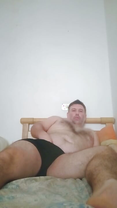 Adam parmaklarını poposuna koyup mastürbasyon yapıyor