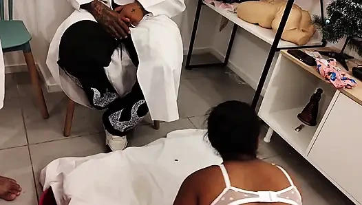 Два сводных брата пробивали хуй карлика