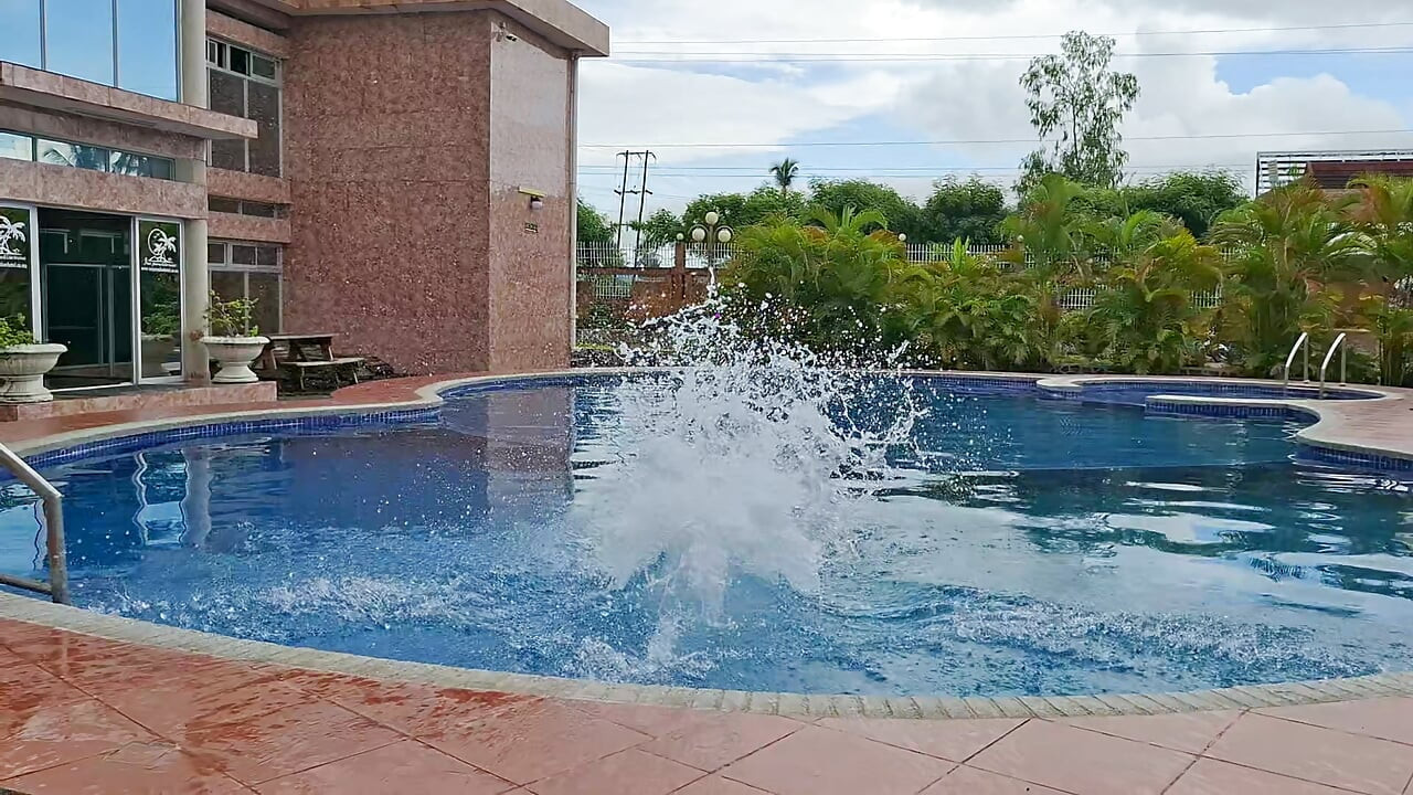 Sperma terapung di kolam, seks keras di dalam air, orgasme berganda