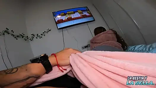 Aku ditinggalkan sendirian sama suamiku dan dia ngentot memekku habis-habisan sampai wajahku dicrot sperma hangat