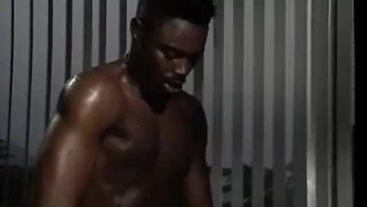 Pejantan hitam berotot menembus kecantikan muda kulit putih