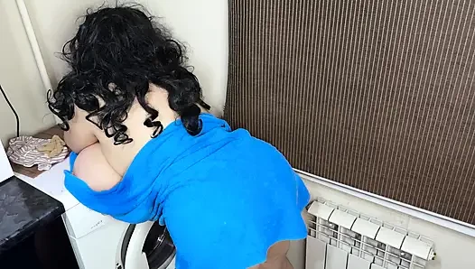 Vollbusige reife stiefmutter mit dicken titten und riesigem arsch im handtuch gewickelt nach der dusche gibt stiefsohn blowjob und nimmt anal