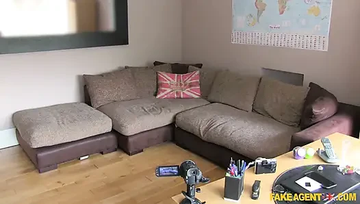 Fake Agent UK - brünetter newcomerin beeindrucken in ihrem ersten casting mit tiefem anal