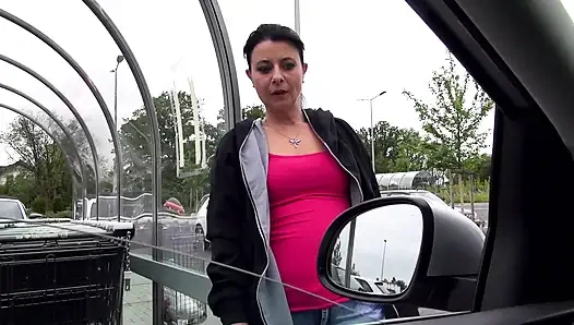 Tätowiertes küken mit dickem arsch wurde abgeschleppt und im auto gefickt