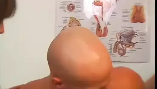 Bald patient created a shindy and got meritorious punishment from angry nurses with huge strapons