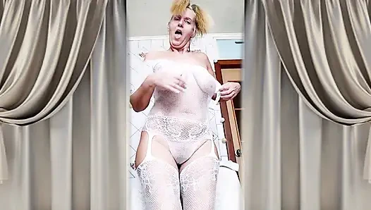 Lukerya si ibu rumah tangga hot lagi asik mainin baju jumpsuit transparan di dapur 2