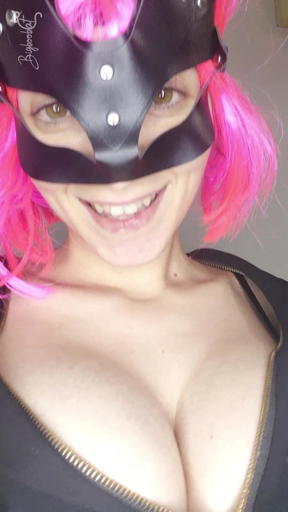 Beobachte mein leidenschaftliches selbstbefriedigen mit einer kitty-maske und großen titten