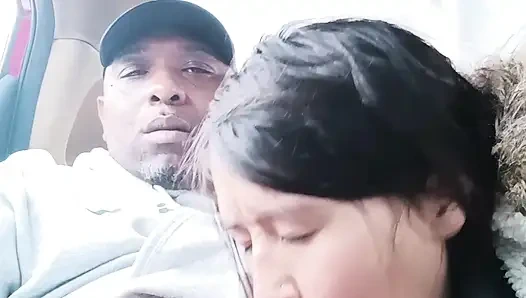 Asiatischer straßennutte-blowjob im auto - riskantes straßenrand-halsfick &schlucken & MILf