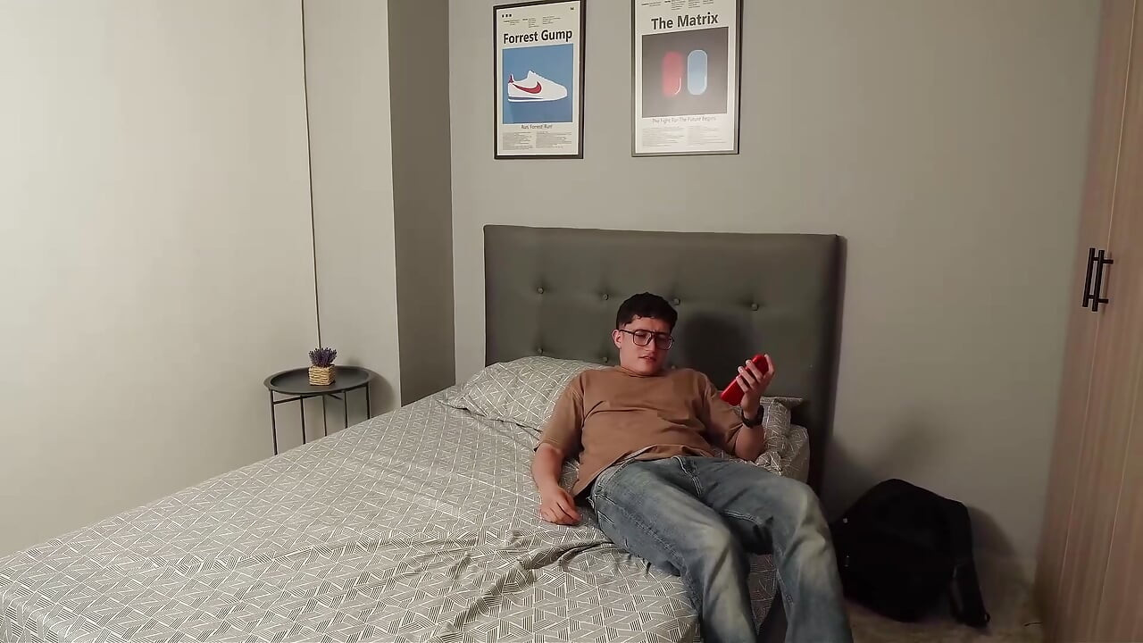 Sunt repartizat în aceeași cameră cu un străin sexy și nu ne putem abține să nu facem mult sex - Pipe Boy