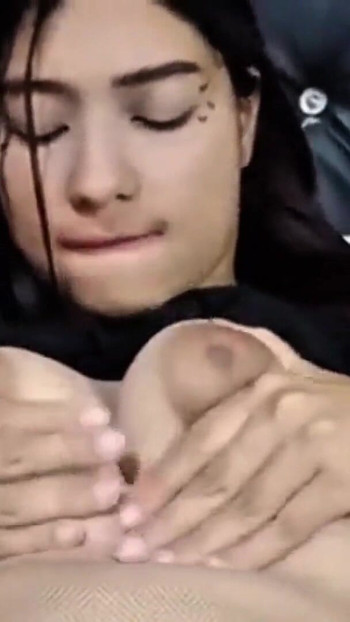 Une Colombienne se masturbe devant son beau-père | Clip 1