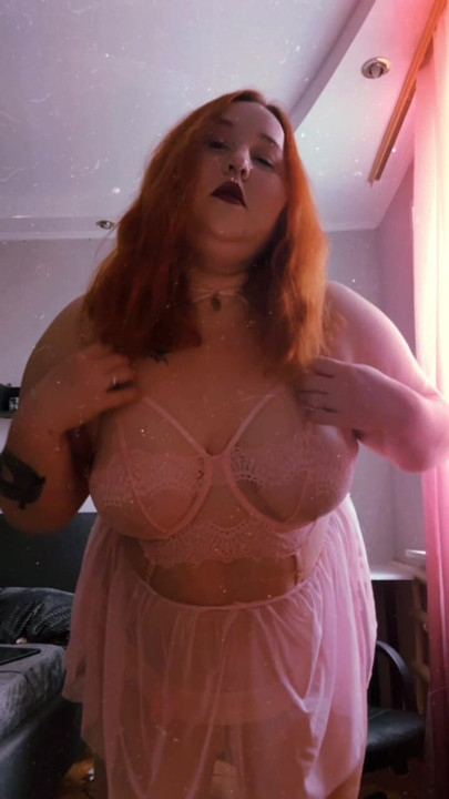 Yeni iç çamaşırlarını deniyor