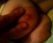 ACARICIANDO AS TETAS GIGANTES DA ESPOSA