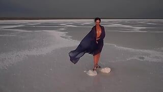 Danse érotique sur la croûte de sel du lac Salt Elton