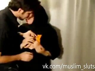 Muslimische Burka-Schlampe küsst Möpse, gedrückte Brustwarzen lutschen heiß