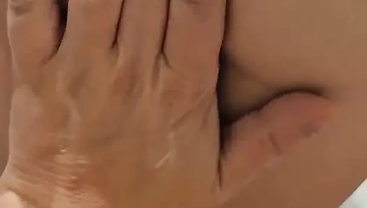 Vor der gegenseitigen masturbation im badezimmer liebt sexy ehefrau, schwanz zu lutschen