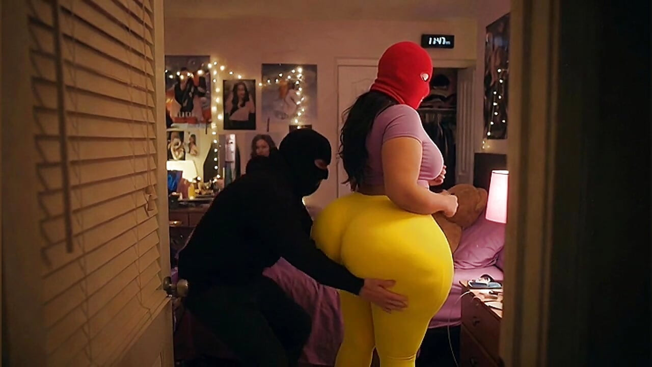 Rabuda latina em leggings amarelas apertadas é pressionada no quarto