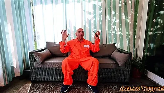 Tante nakal ini merangkak polisi yang kabur dan lanjut ngentot dia habis-habisan