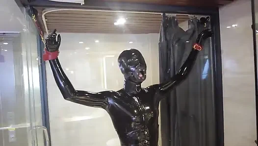 Mz20 - das mädchen in latexkleidung in einem glasraum eingesperrt