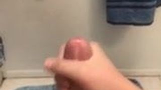 19-летний белый паренек дрочит член в ванной