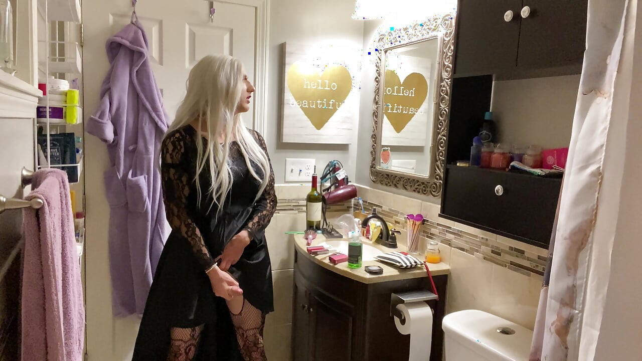 Emo Crossdresser Puts on Buttplug and Jerks off