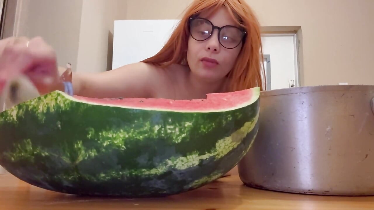 巨人继妹吃西瓜, 真的很饥渴, 而娇小的继兄弟看着巨人继妹吃