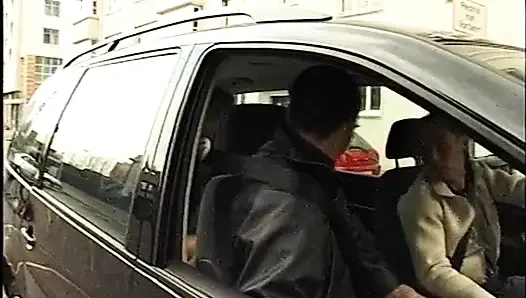 Büyük memeli piliç kanepede sikiliyor