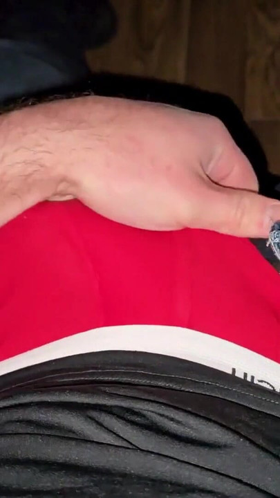 ドイツ人の声がボスの椅子から唸る...チンコが脈打っている...赤いボクサー...精液が爆発する |クリップ1