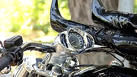 Pengendara sepeda motor cantik ini menunjukkan lekukan tubuhnya dan sepedanya