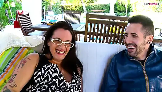 Şişman orta yaşlı seksi kadın yıllar sonra üvey erkek kardeşini görüyor ve onu hemen sikiyor