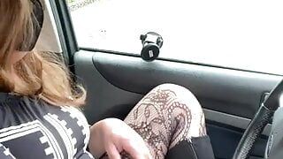 Amateur travestiet Kellycd2022, sexy milf masturbeert in een panty, grote cumshot buitenshuis, openbare parkeerplaats, laarzen