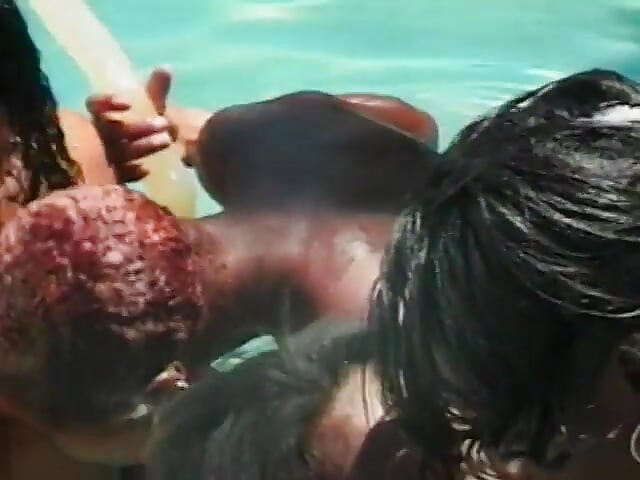 Cuatro chicas de ébano sexy en el manguito junto a la piscina buceando y usando consoladores para follar coño apretado