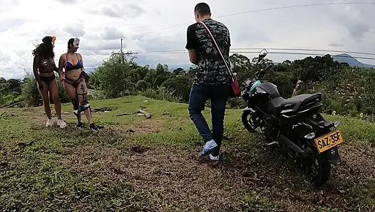 Seks di luar ruangan saat halloween bareng dua cewek latina