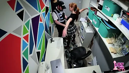Трахаю Охранника, Чтобы Спасти Мою Задницу