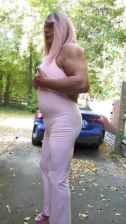 Crossdresser kellycd2022 u ružičastom kombinezonu i štiklama