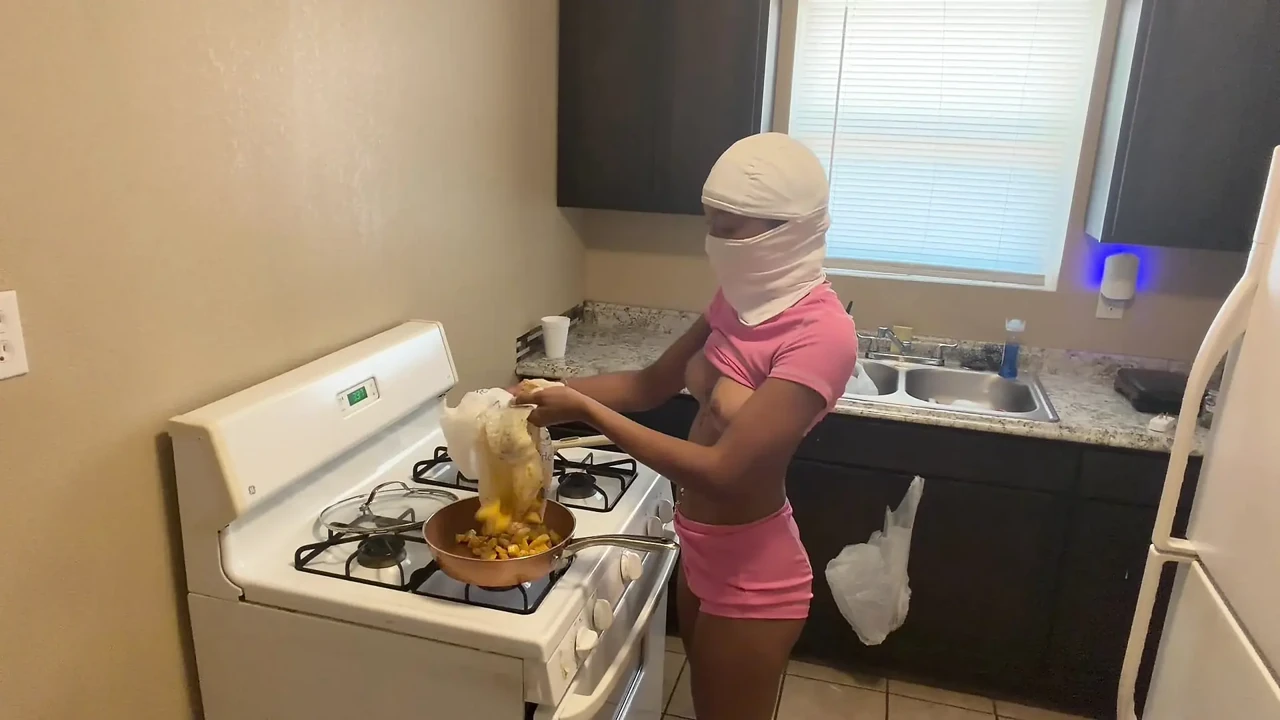 Hot babe naked making breakfast for her boyfriend m