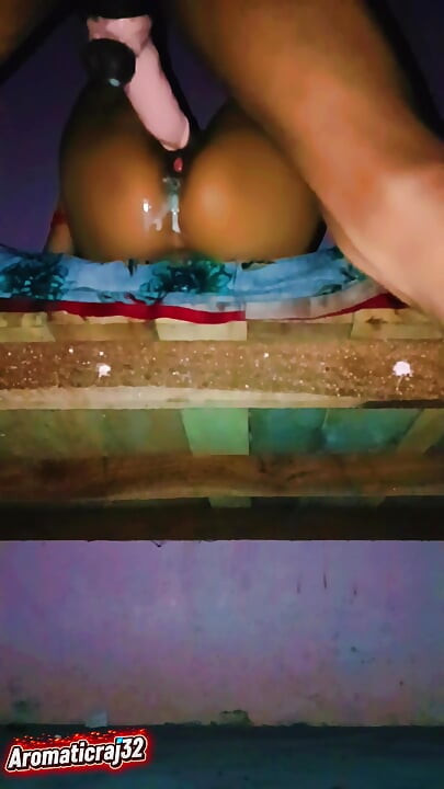 Sister-in-law's bad fucking and spreading both her legs, put the whole penis and took out the piss from the pussy.