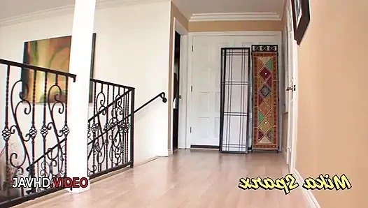 Sexy mika sparx reitet harten schwanz mit leidenschaftlicher hüpfen