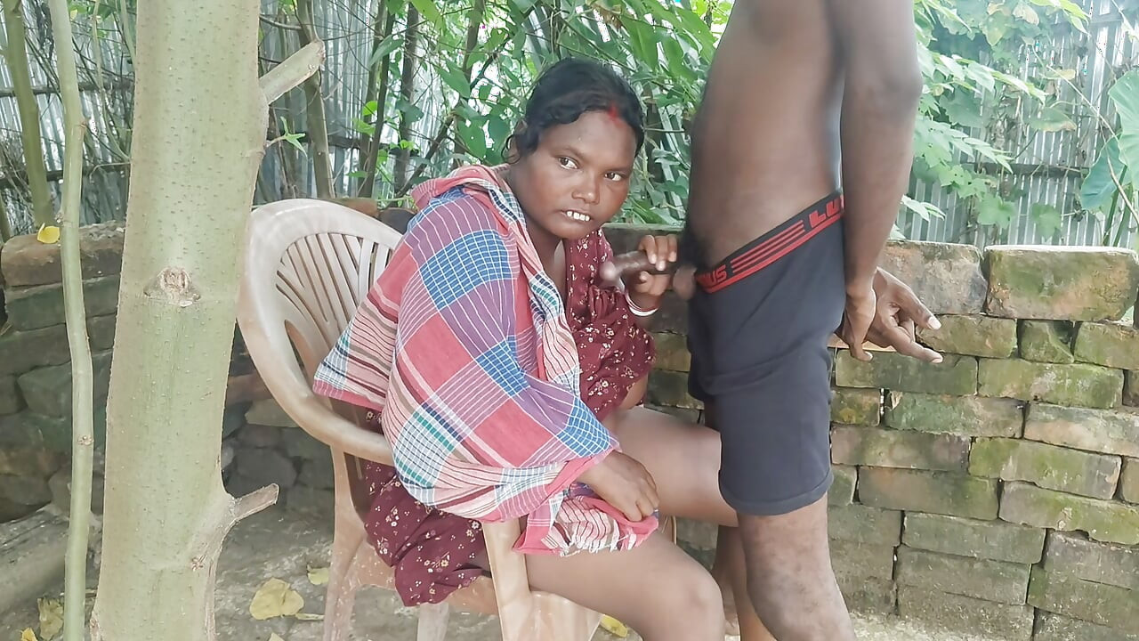 Pados ki bhabhi ki chut chat kar Pani nikala