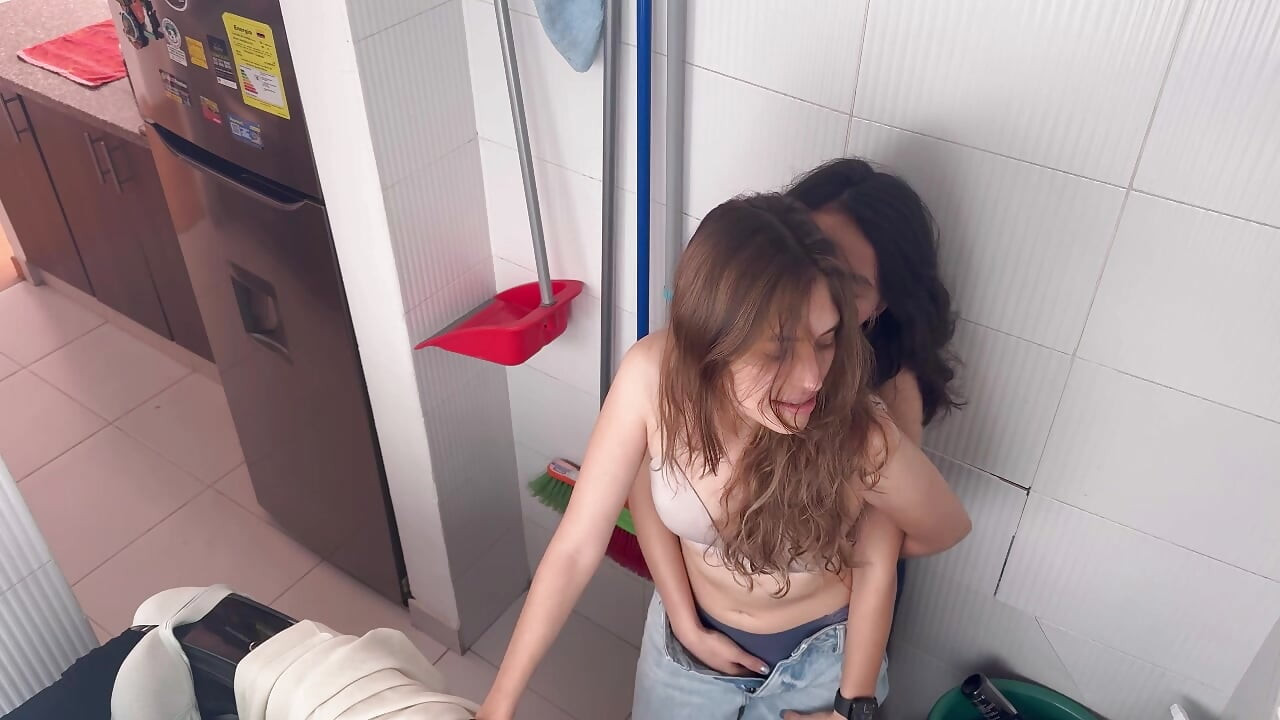 לסביות מזדיינות בחדר הבגדים