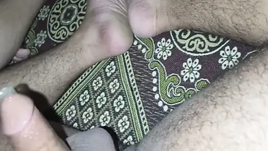 Eski erkek arkadaşımın küçük penisi tarafından sikilmeyi seviyorum.