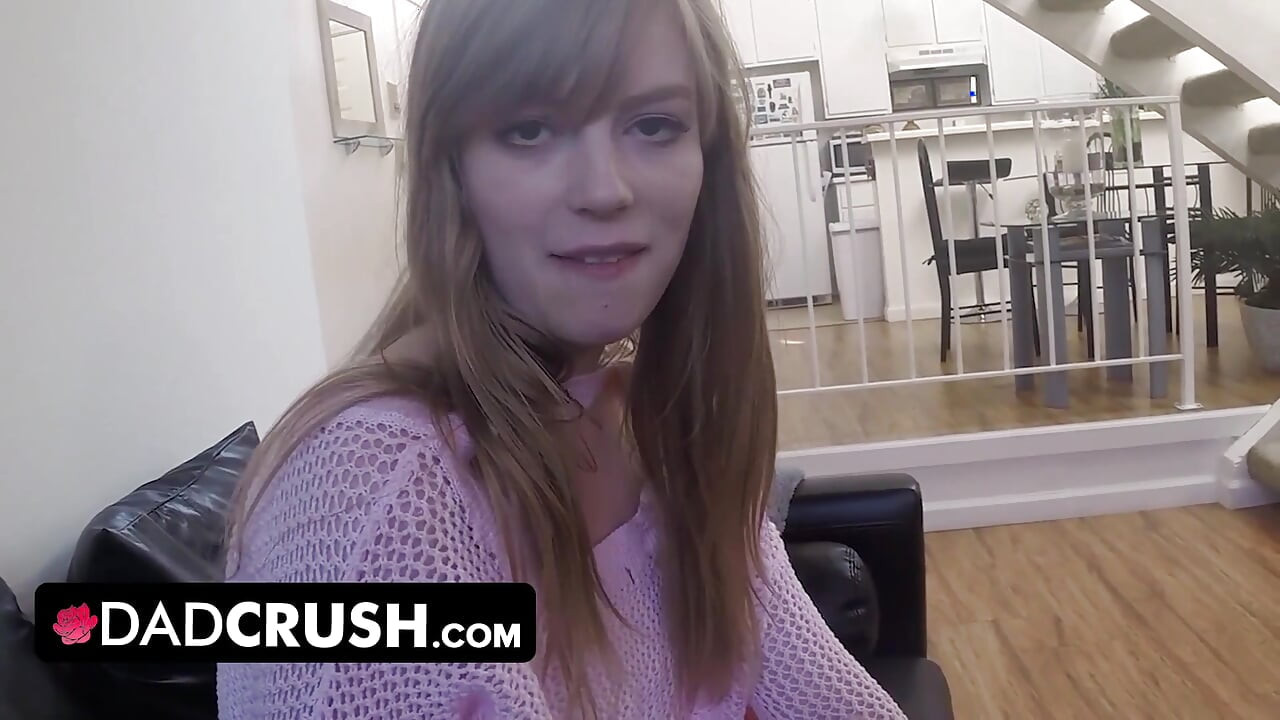DadCrush - kåt brud strippar naken och får sin håriga fitta plöjd hårt av stor dunkande kuk