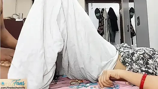 Küçük yaraklı koca tarafından sikiliyor ve yalanıyor
