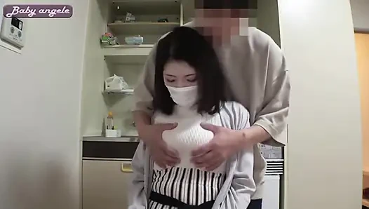 Istri yang anggun dan pendiam. F-cup payudara kendur dan provokasi lidah sensual yang tak terduga - bagian 1