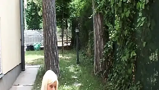 Cewek pirang kencing liar closeup