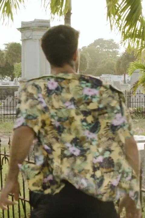 Diego sans lubang damien cross dari belakang
